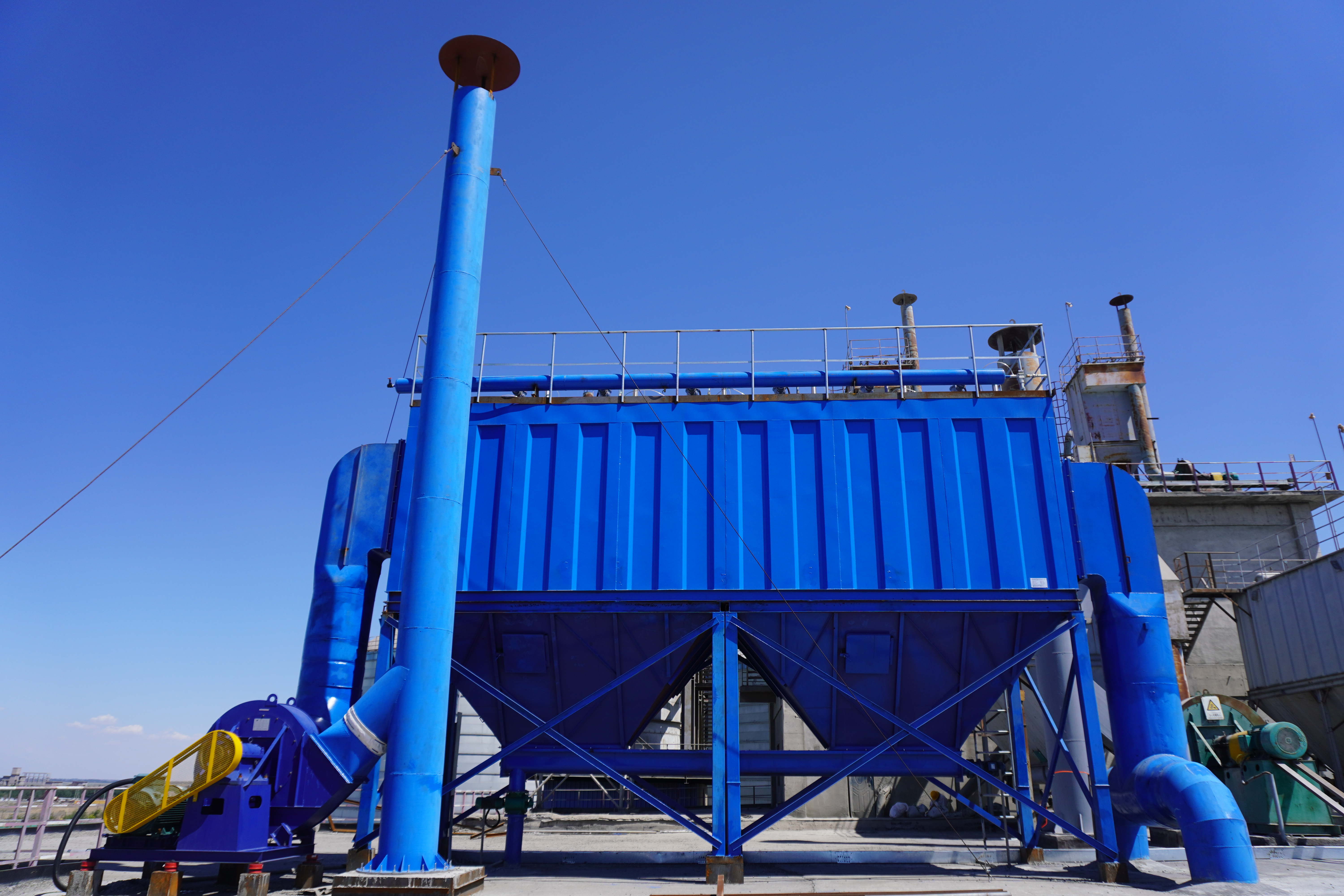 新疆水泥廠袋裝水泥裝車道的除塵器投運(yùn) 新疆水泥廠袋裝水泥裝車道的除塵器投運(yùn)